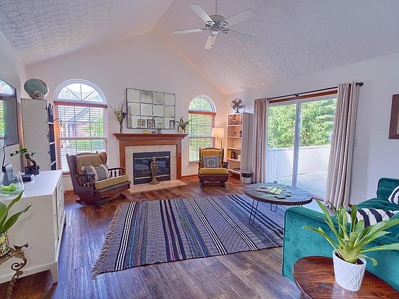 4th image of 6028 Glenvillage Dr
