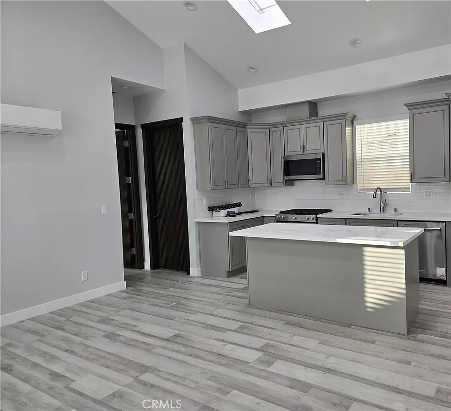 2 bed, 990 sqft, $3,650 — Photo 2