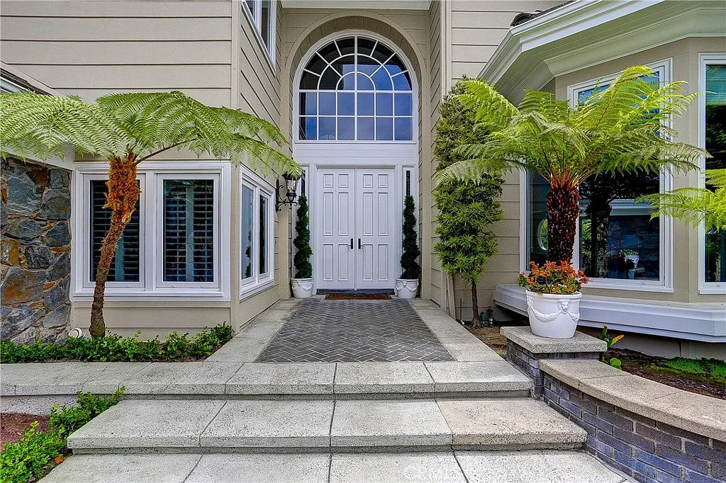 5 bed, 5.5 bath, 5341 sqft, $21,000 — Photo 1