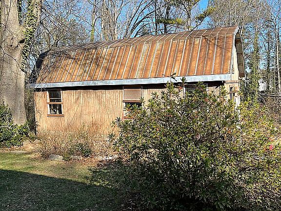 barn/toolshed in back 