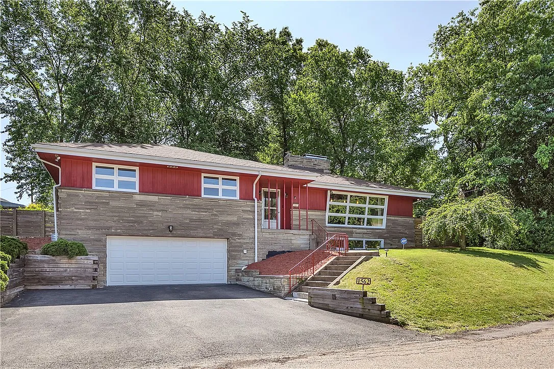 1562 Fairmont Dr photo 1