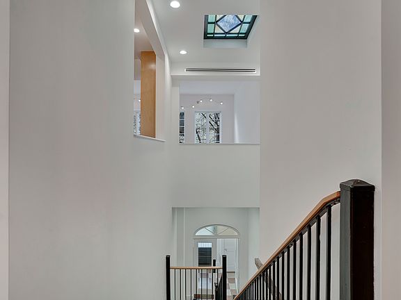 4th image of 496A Court St