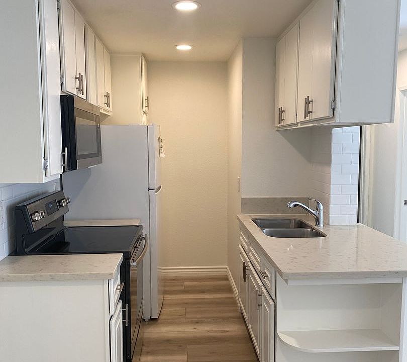 2nd image of 538 S Manhattan Pl APT 423