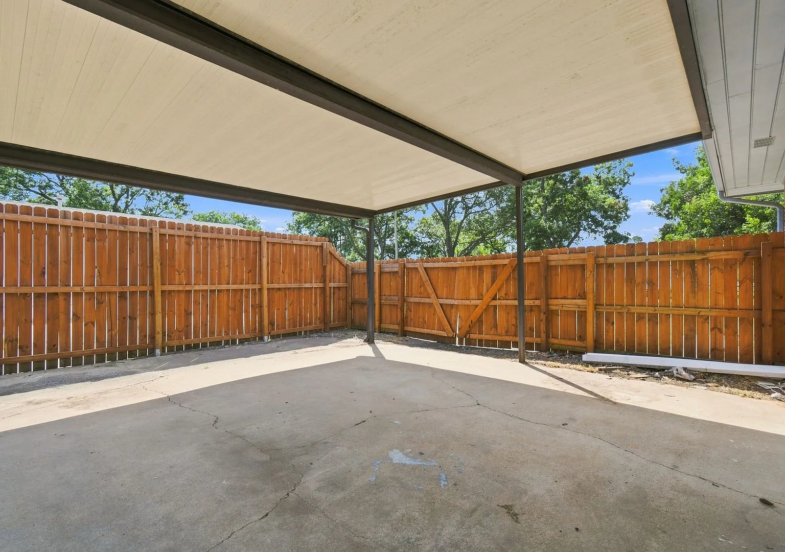 One Of A Kind Bixby Rental With Sprawling Yard! Move In Ready! — Photo 3