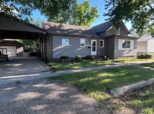 102 E Walnut St, Parkston, SD 57366