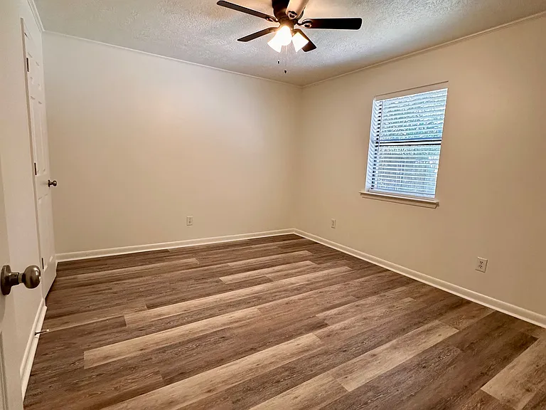 4437 Kirkwood Dr — Photo 4