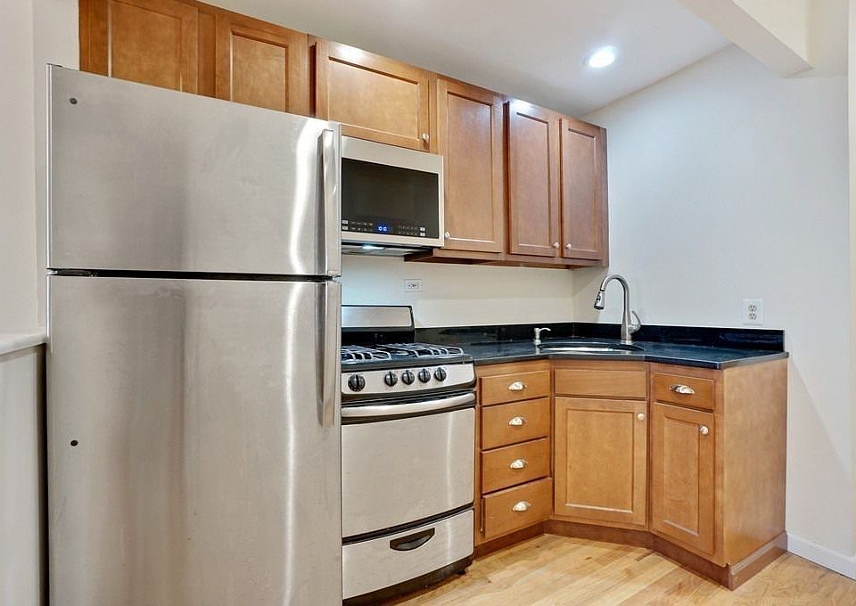 2nd image of 18 Tiffany Pl APT 2R