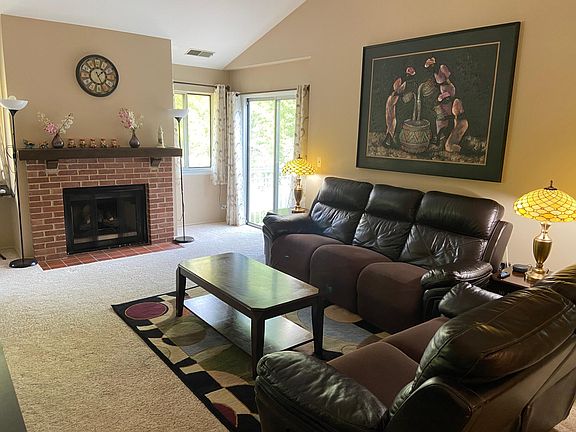 3rd image of 608 Hanover Ct Unit Z2