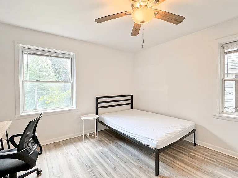 5735 Hobart St #1 — Photo 16