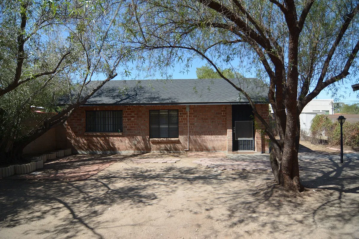 Building Photo - 3414 E Pima St