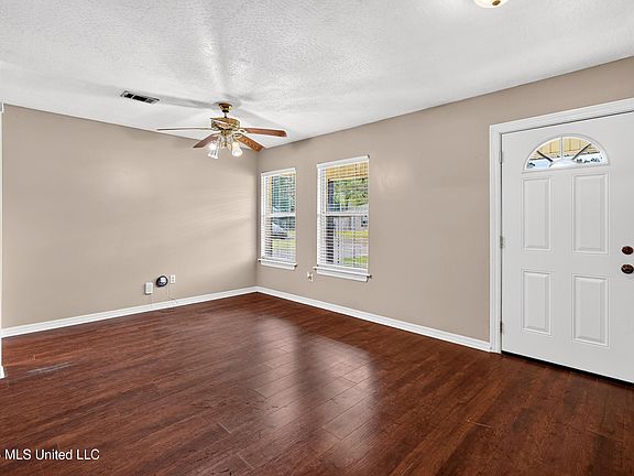 5th image of 102 Maria St