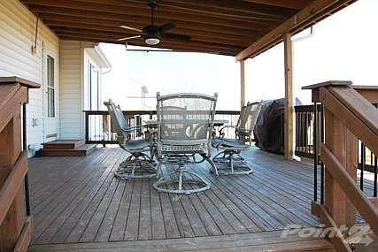 <b><EM>LARGE COVERED DECK WITH GAS LINE FOR GRILL!