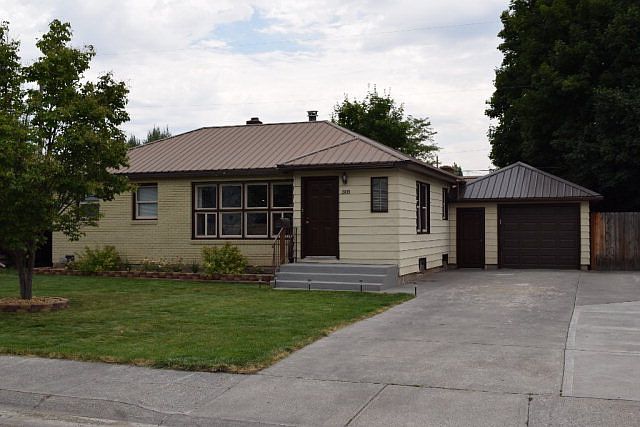 1st image of 305 Holbrook Dr