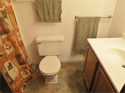 711 W Elm St — Photo 14