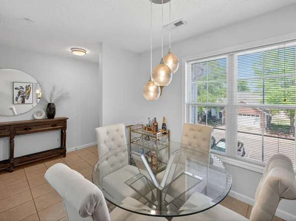 2400 Huntscroft Ln APT 202, Raleigh, NC 27617