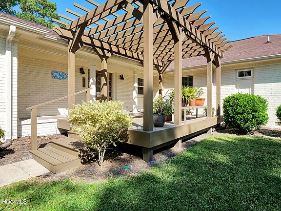 4th image of 626 Robert E Lee Drive