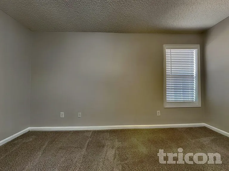 212 Revolutionary Dr — Photo 9