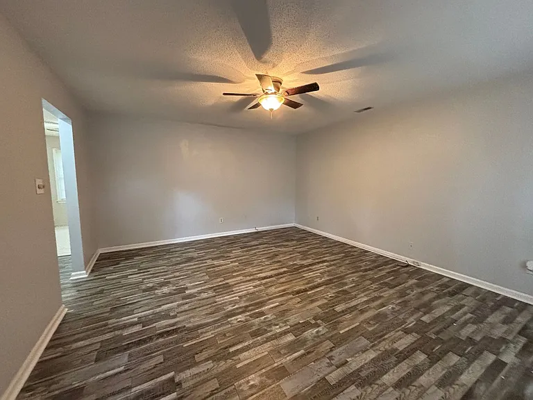 102 Hillside Ct — Photo 3