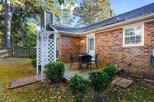 736 Maple Dr SE Photo 1