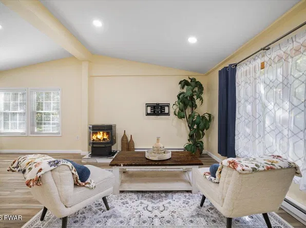 86 Windsor Rd, Hawley, PA 18428