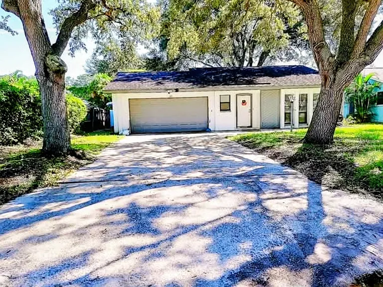 1733 Evans Dr — Photo 2
