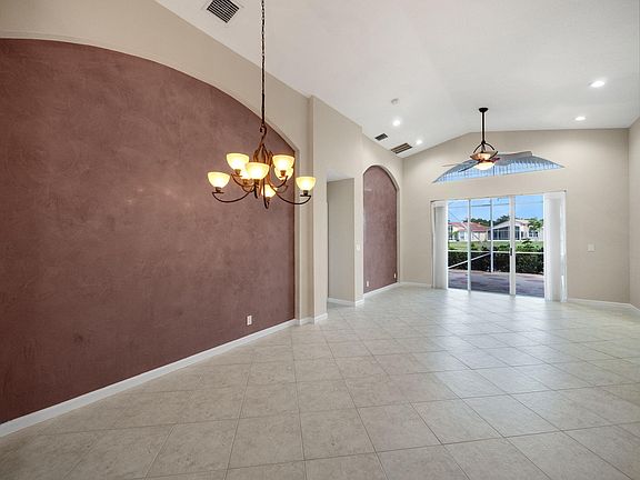 5th image of 308 NW Shoreline Circle