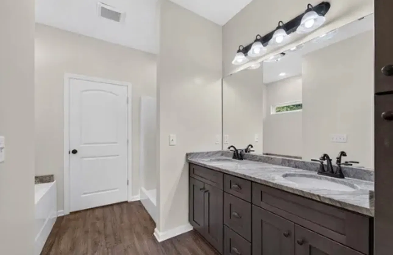 4 bed, 1888 sqft, $2,100 — Photo 2
