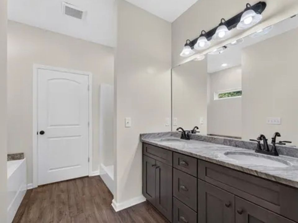 2nd image of 59 Lakeview Cir