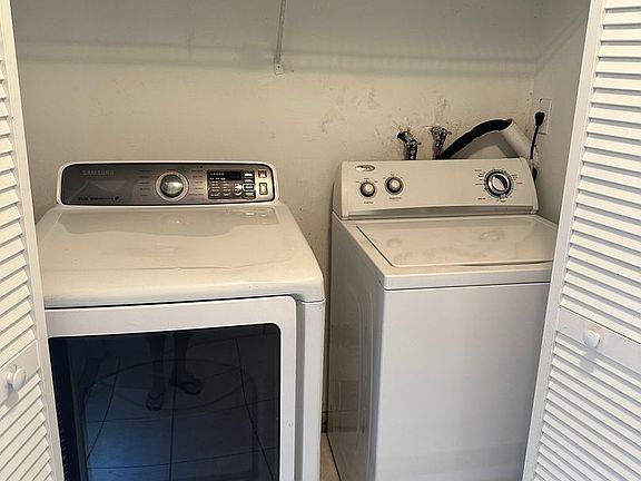 4th image of 931 SW 20th Ct