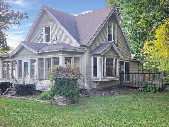 2nd image of 812 Maple Ave E