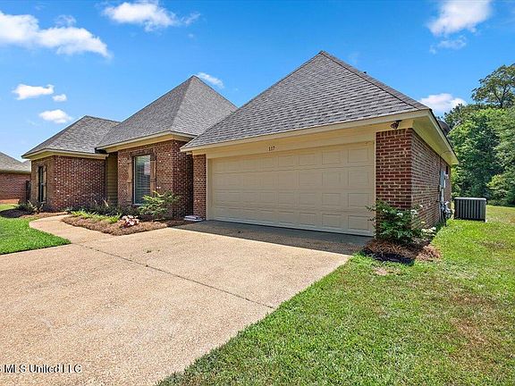 2nd image of 117 Rockbridge Cir