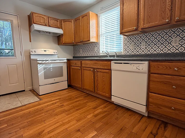 1040 Ashwood Pl — Photo 3