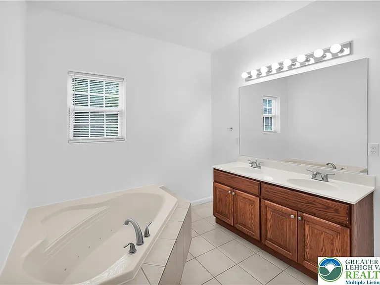 825 16th Ave — Photo 24