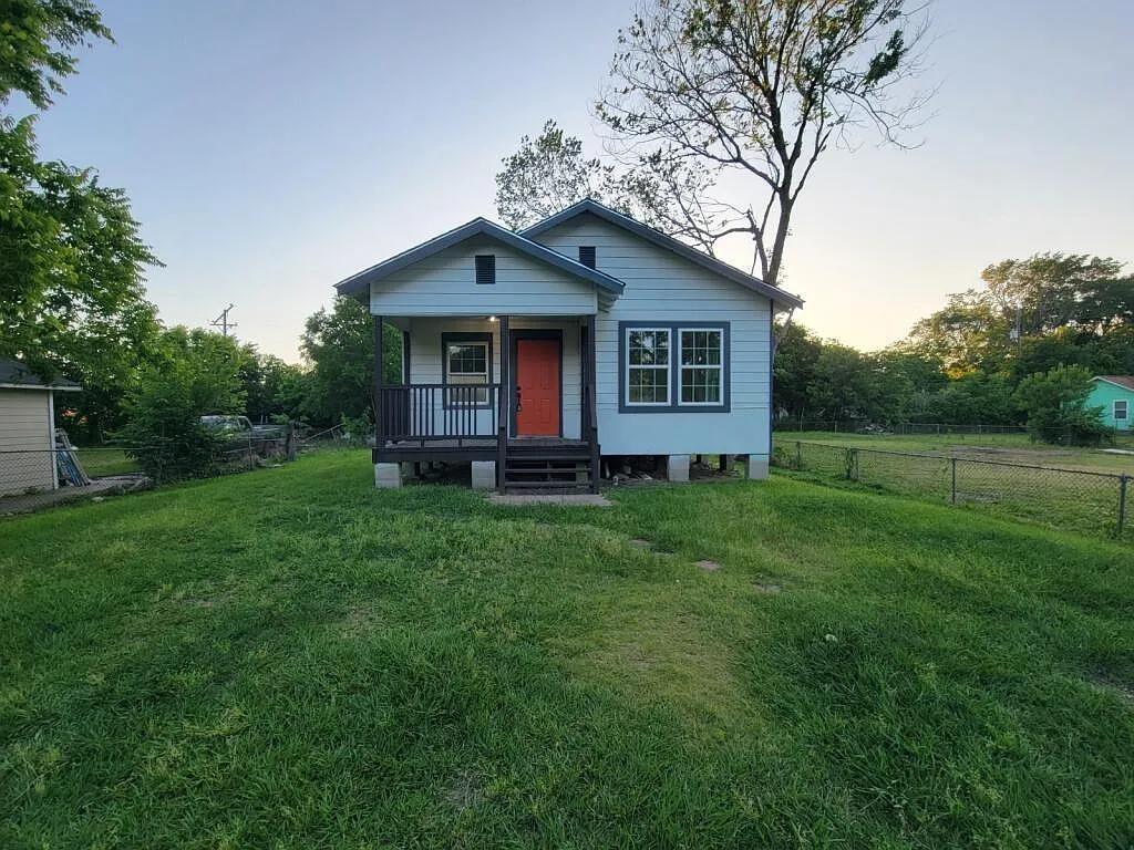 2 bed, 1.0 bath, 792 sqft, $1,400 — Photo 1