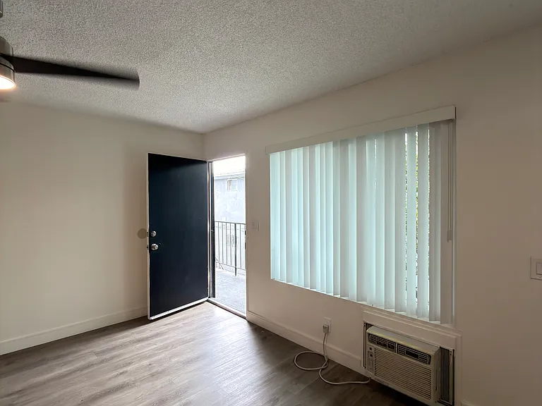 6136 Woodlawn Ave #F — Photo 7