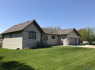 412 W Hazel Ave, Howard, SD 57349