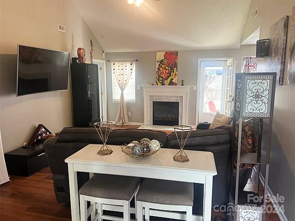 4th image of 2621 Daffodil Dr