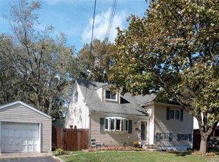 17 Sibley Pl, Huntington Station, NY 11746