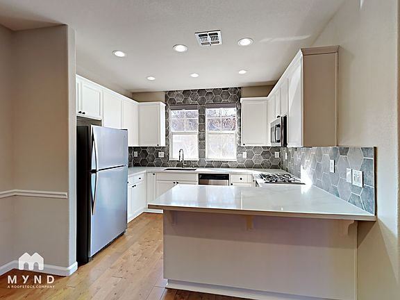 4th image of 398 Metro Ln