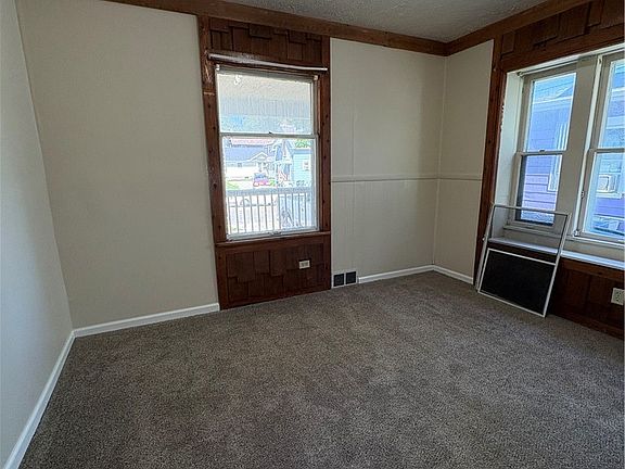 4th image of 565 Brown St