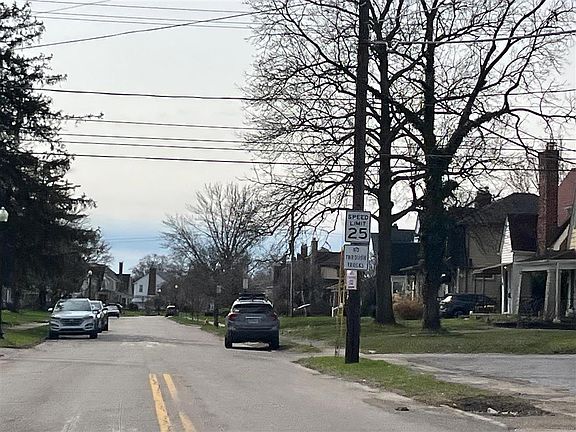 5th image of 581 S Roys Ave