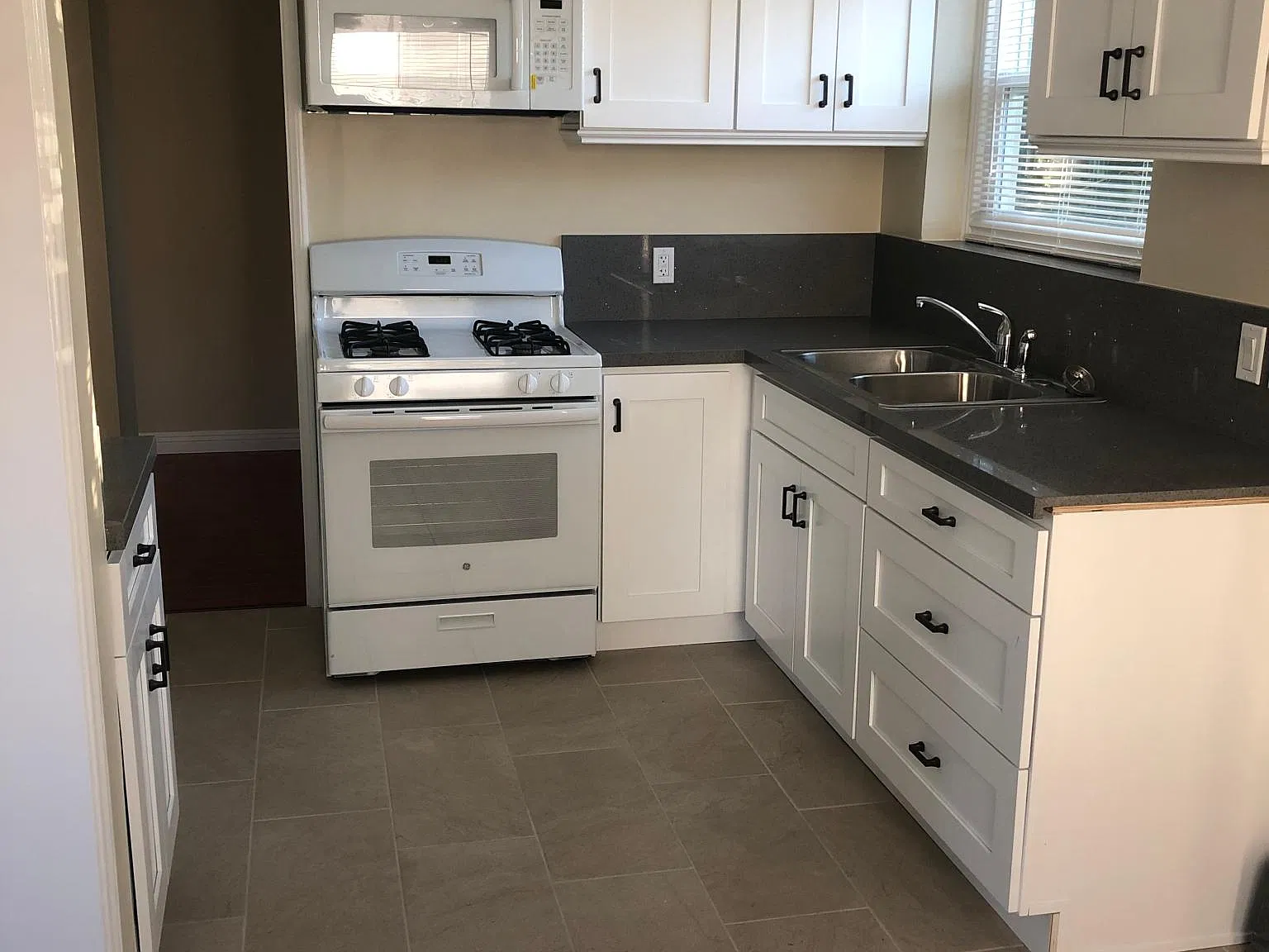 2 bed, 900 sqft, $2,425 — Photo 4