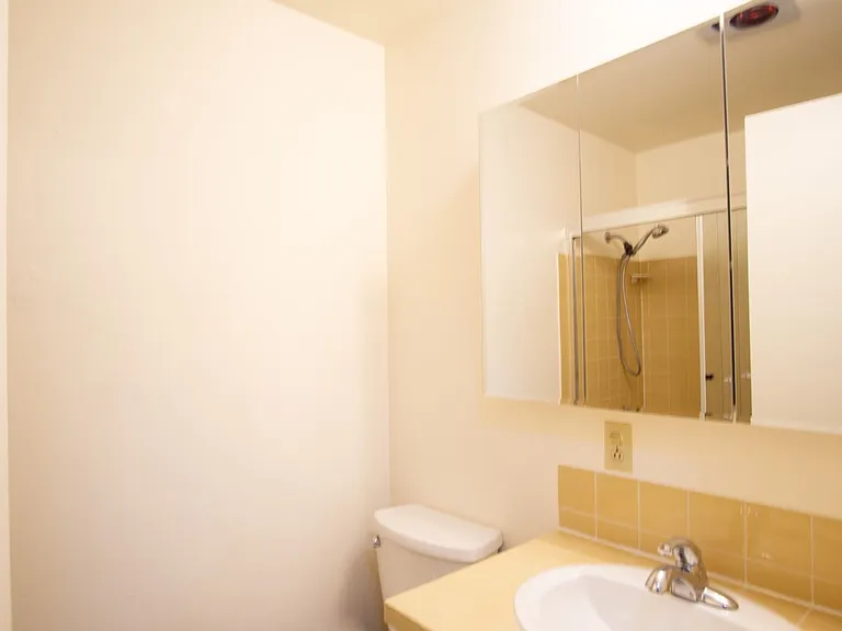 Free Rent Special: Spacious Top Flr 2bdr Flat, W/D Hk-Up, D/W, Tons Of Storage, Balcony! — Photo 12