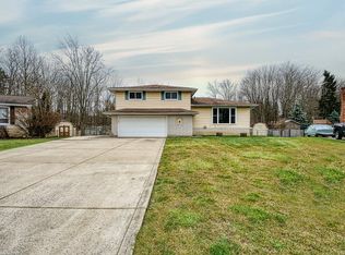 8021 Pinehurst Dr, Parma, OH 44129