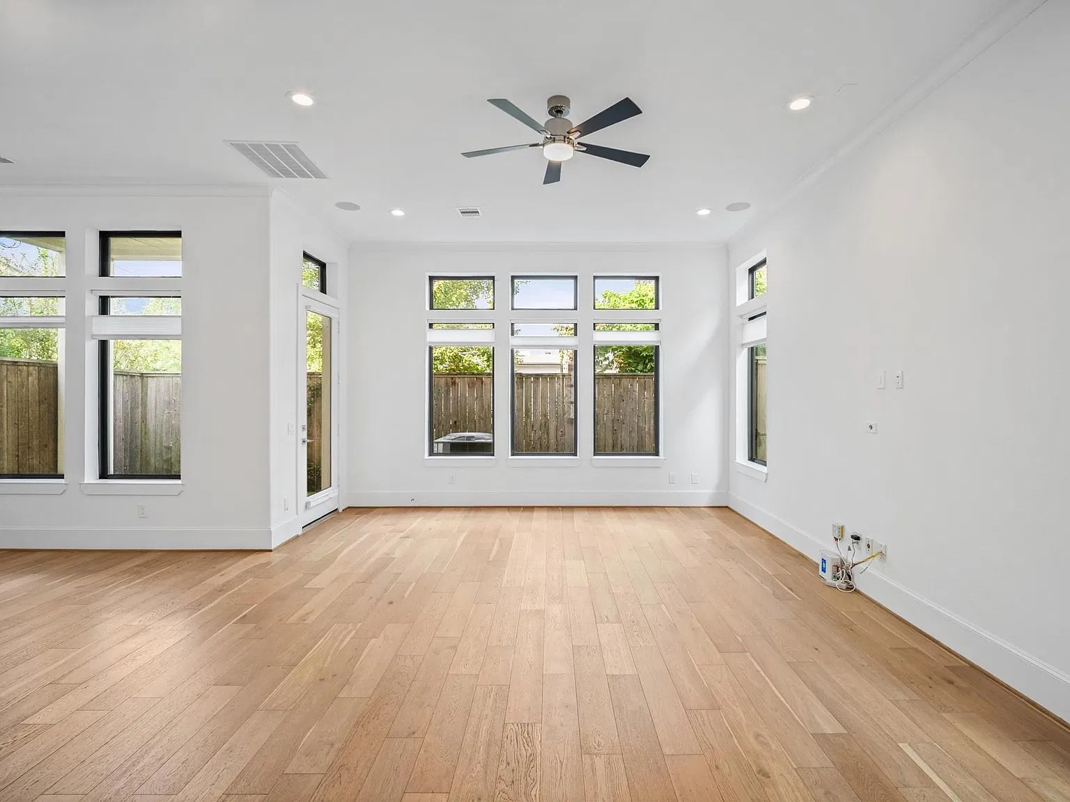 3 bed, 2.5 bath, 2402 sqft, $4,700 — Photo 4