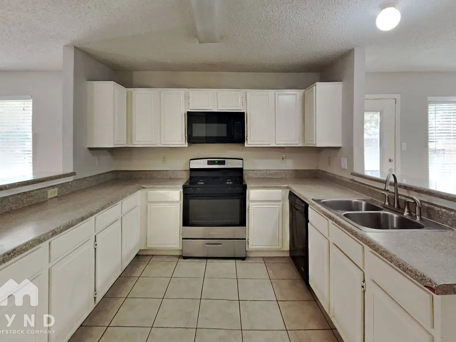 4 bed, 2.5 bath, 3056 sqft, $2,399 — Photo 4