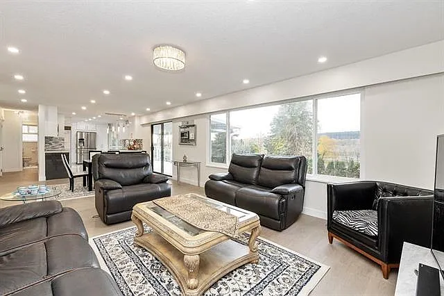 6 bed, 2.5 bath, 2261 sqft, $4,490 — Photo 4