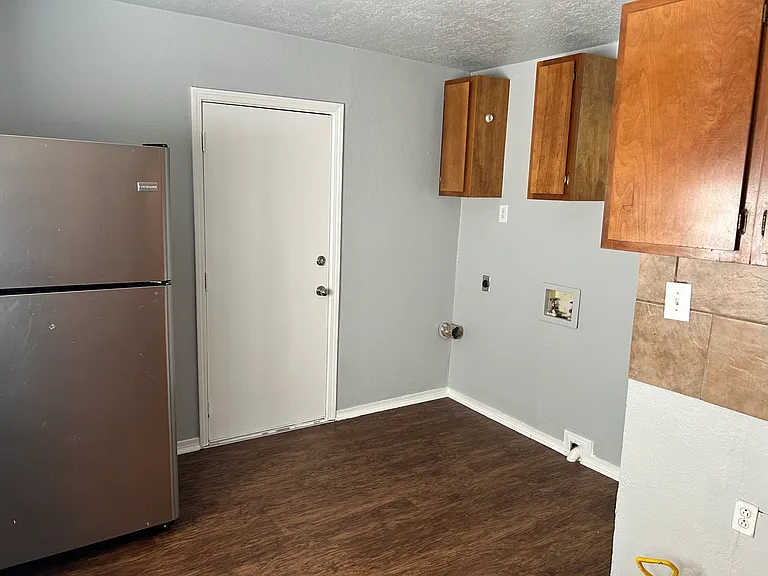 429 E Symmes St — Photo 9