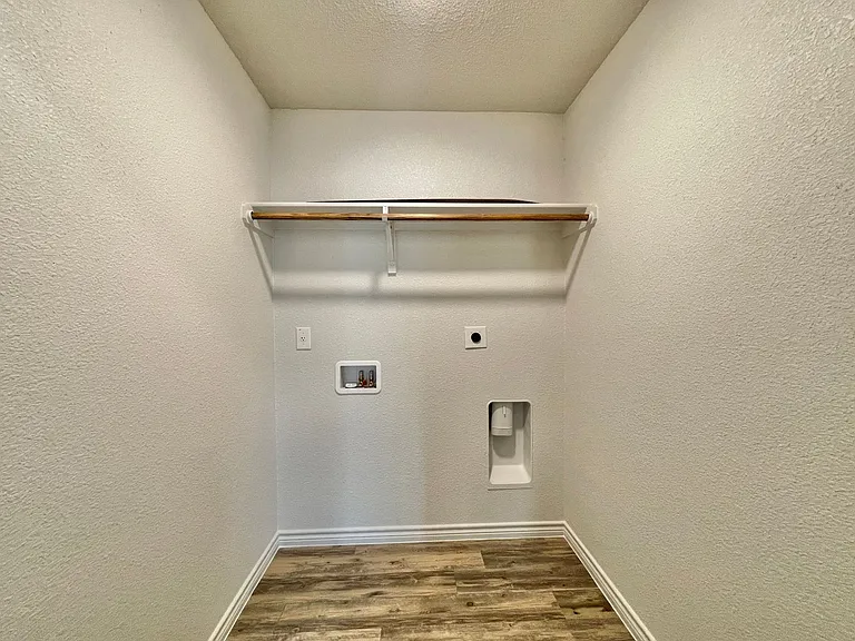 1821 Castroville Trl — Photo 15