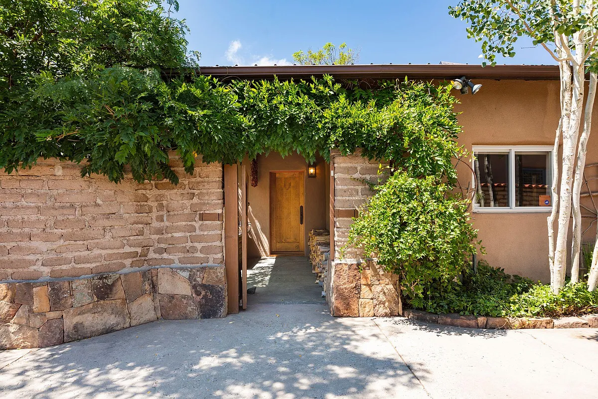 Building Photo - 831 Ninita St